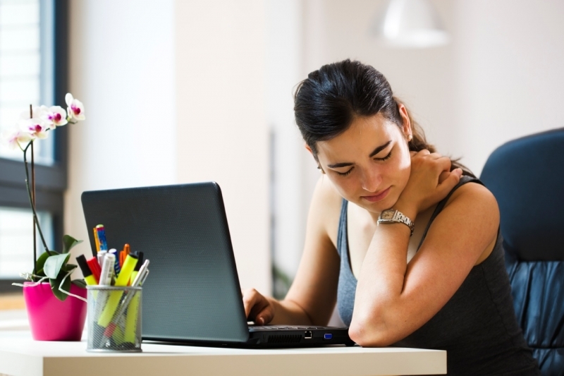 O laptop pode provocar dores no pescoço quando usado de forma inadequada